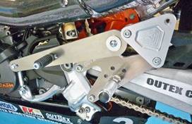 KTM690SMCRbackstep2WEBss