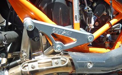 KTM690SMCRheadbraceCLEAR3