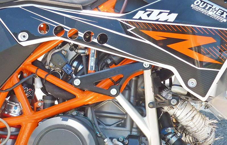KTM690SMCRheadbraceBLACKweb